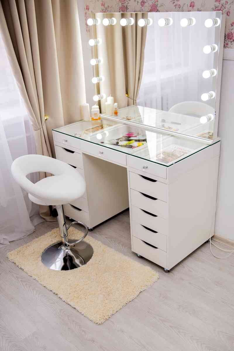 Гримерный стол с зеркалом