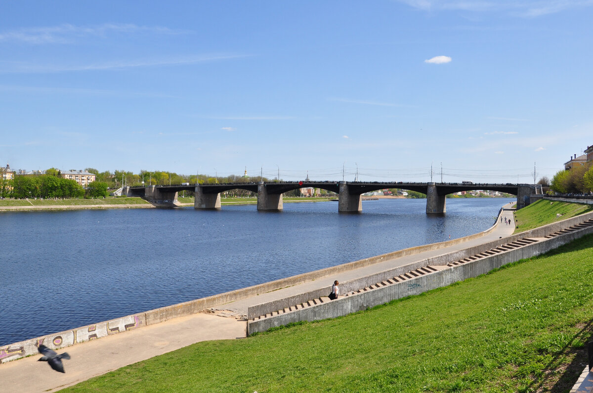 Набережная со стороны городского сада. Недалеко расположен памятник рыбаку.