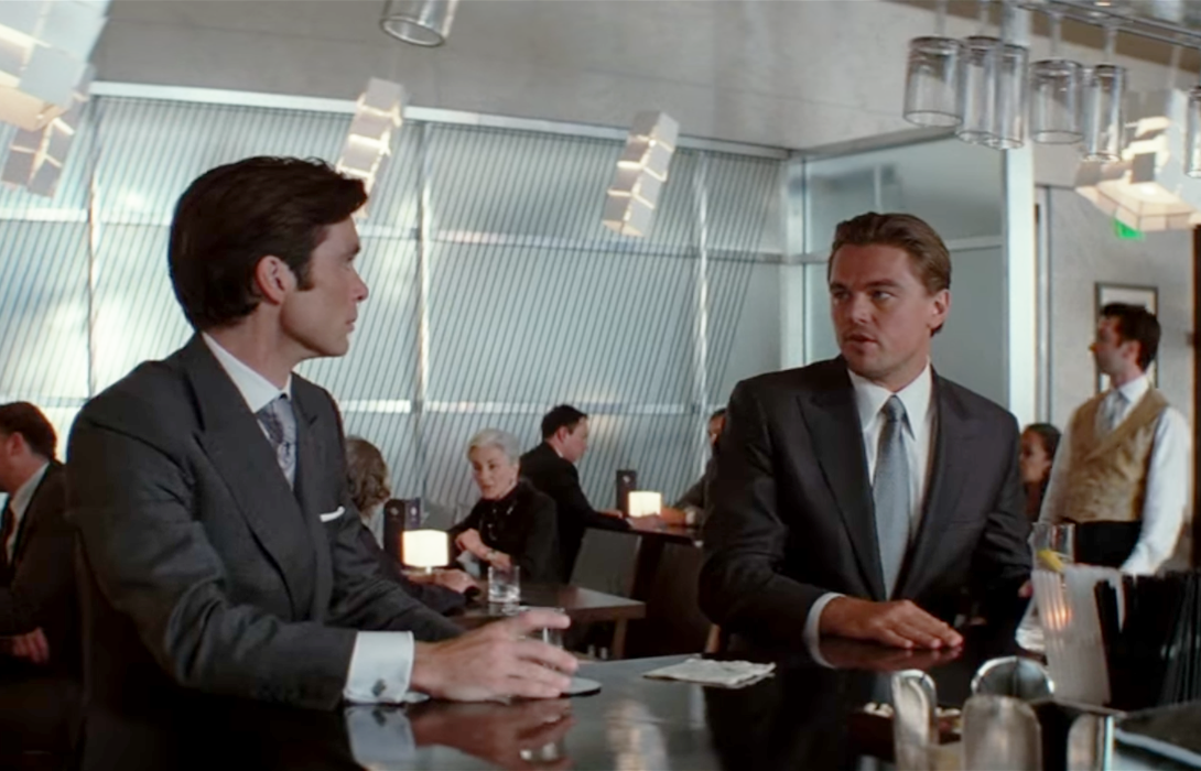 Кадр в баре из фильма «Начало» 2010 год