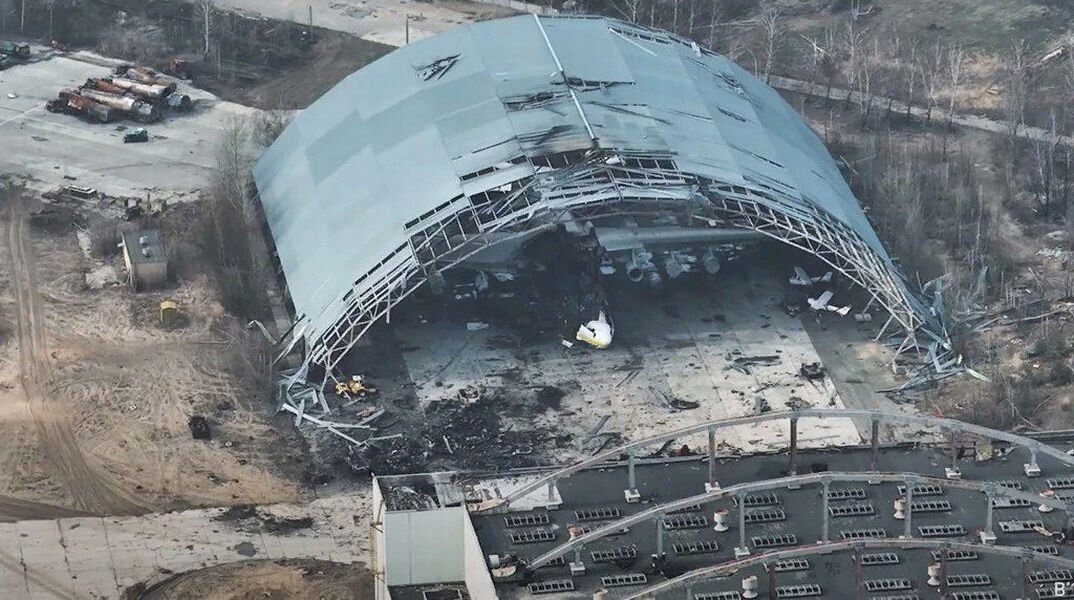 На заглавном фото: аэропорт Гостомель, ангар с остатками самолёта Ан-225 "Мрія" 