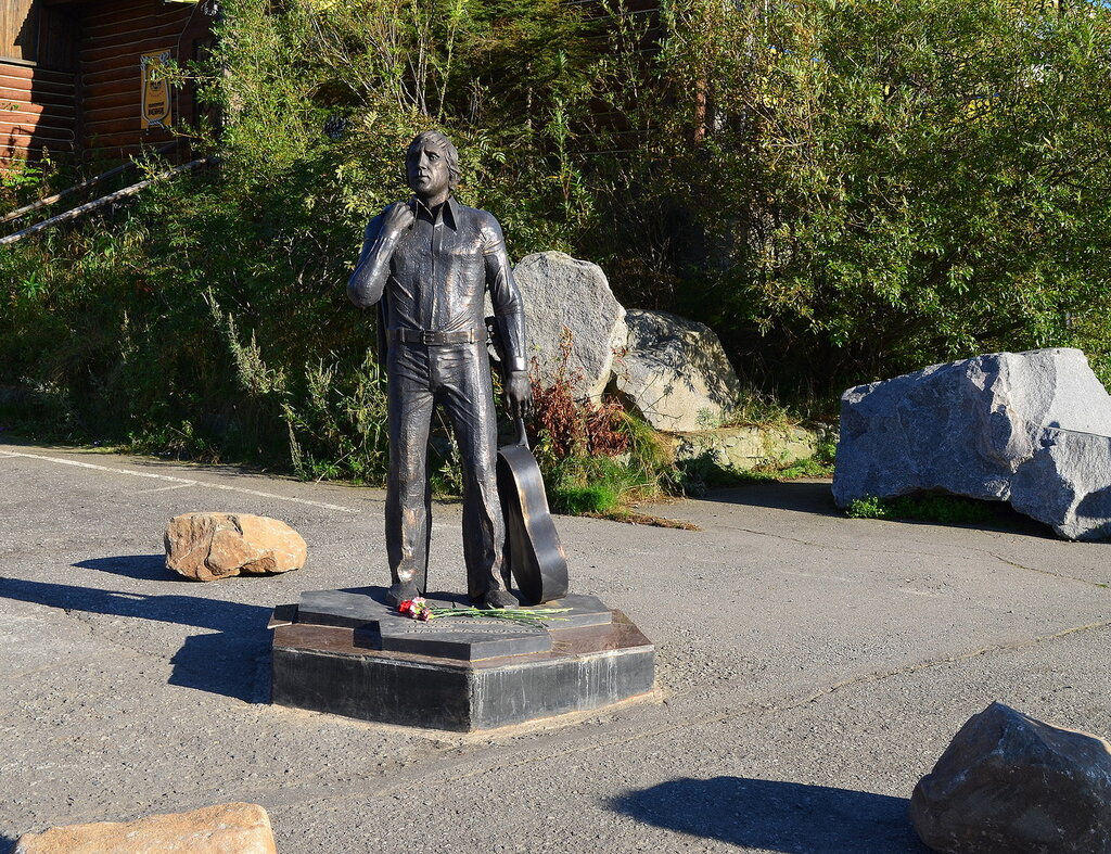 памятник В.С. Высоцкому в Магадане