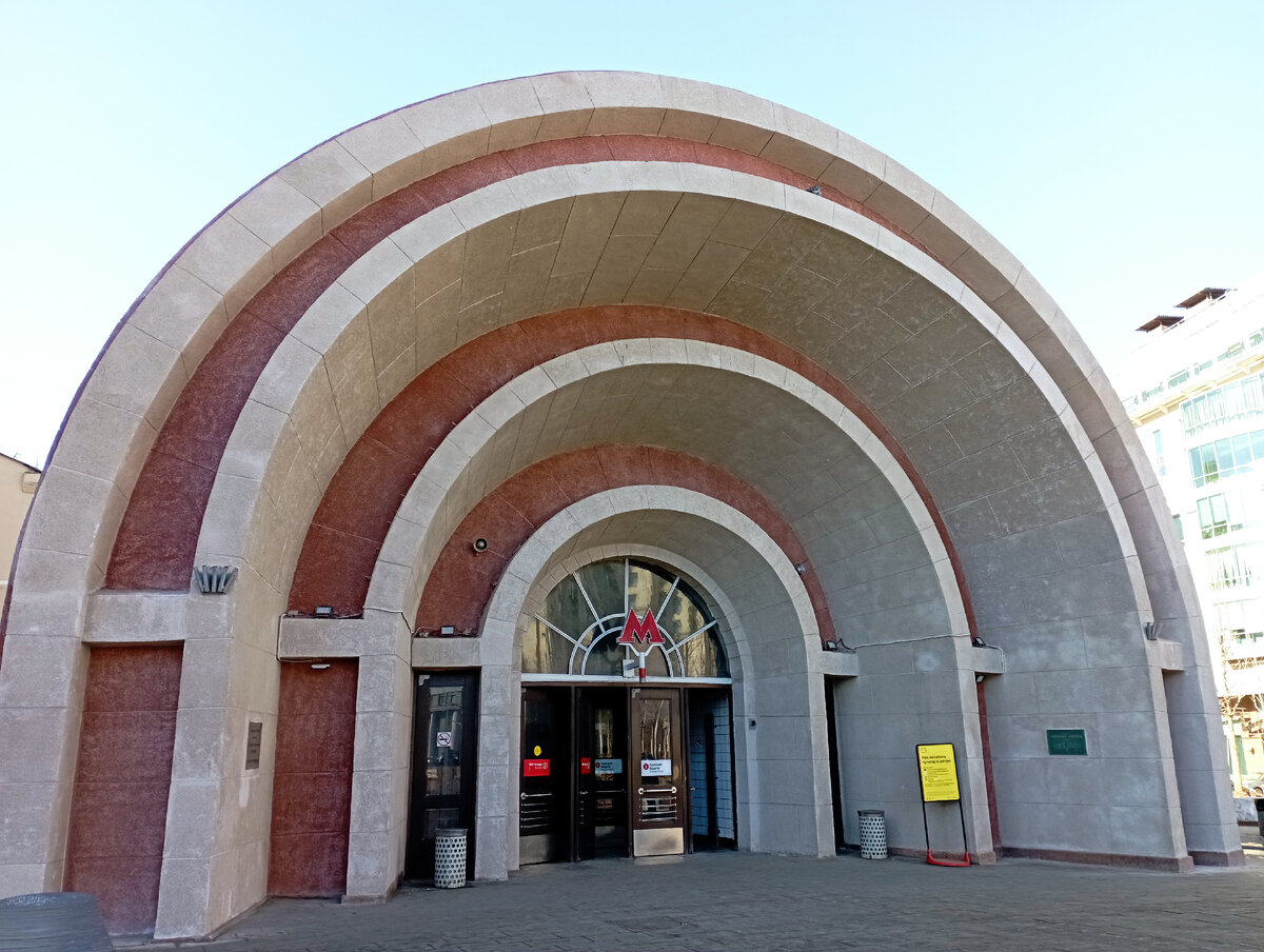 Вход на станцию "Красные ворота"