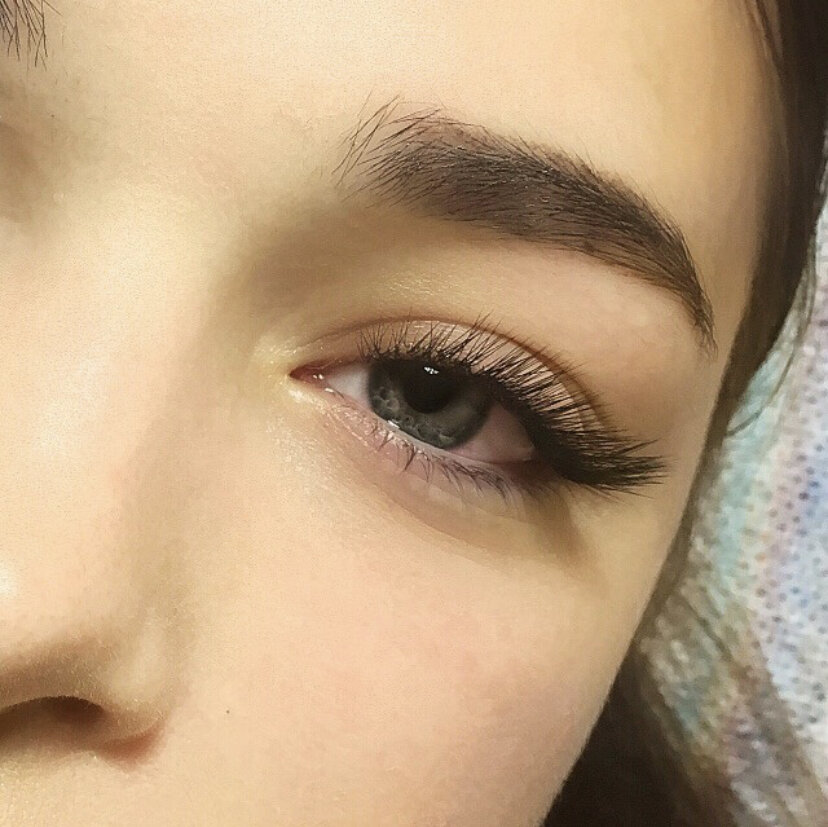 Если говорить о недостатках ресниц L изгиба, единственное в этом списке – это, пожалуй, все та же специфичность формы волоска. Максимально прямые у основания и эффектно закрученные к кончику, такие реснички не универсальны – они плохо смотрятся на больших и выпуклых глазах, с завитыми от природы натуральными волосками.

