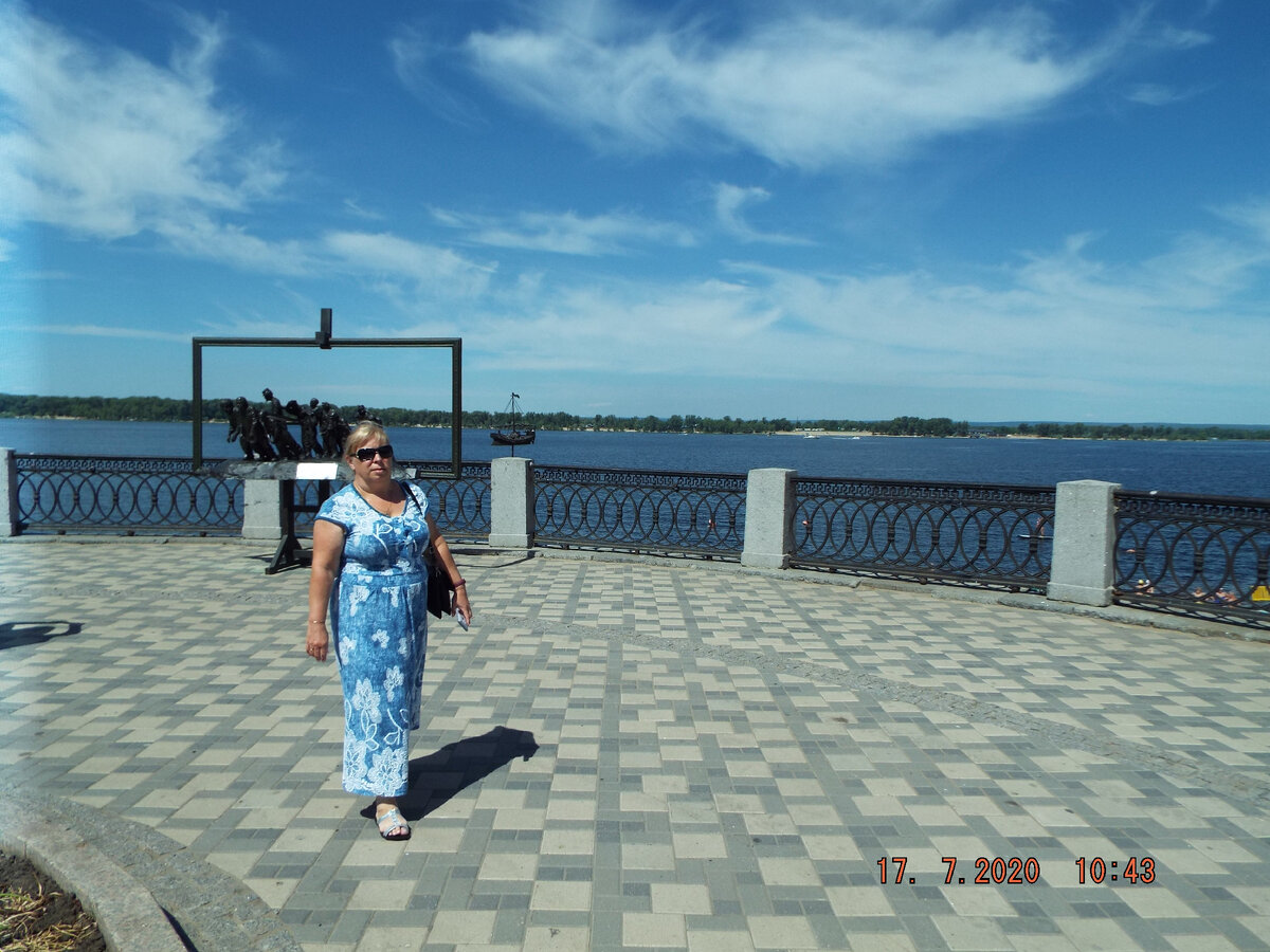 Бурлаки все тянут баржу...