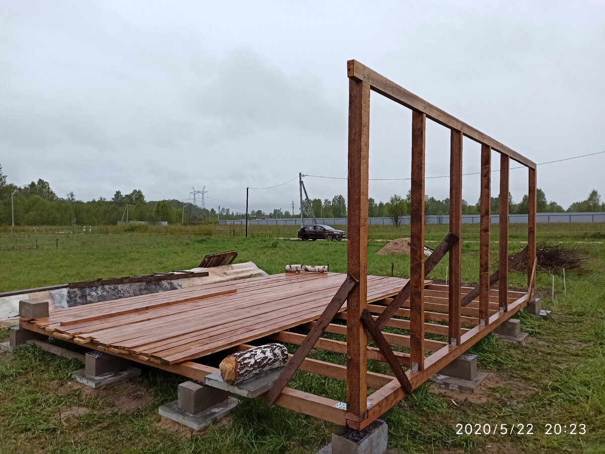 Расстояние 1 метр между стойками. В последнем проеме 2 метра, так как еще одну стойку не успели - начался дождь.