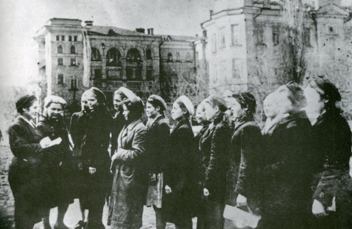 Группа студентов ЛГУ в Саратове. 1942 год. Фото из Музея истории СГУ