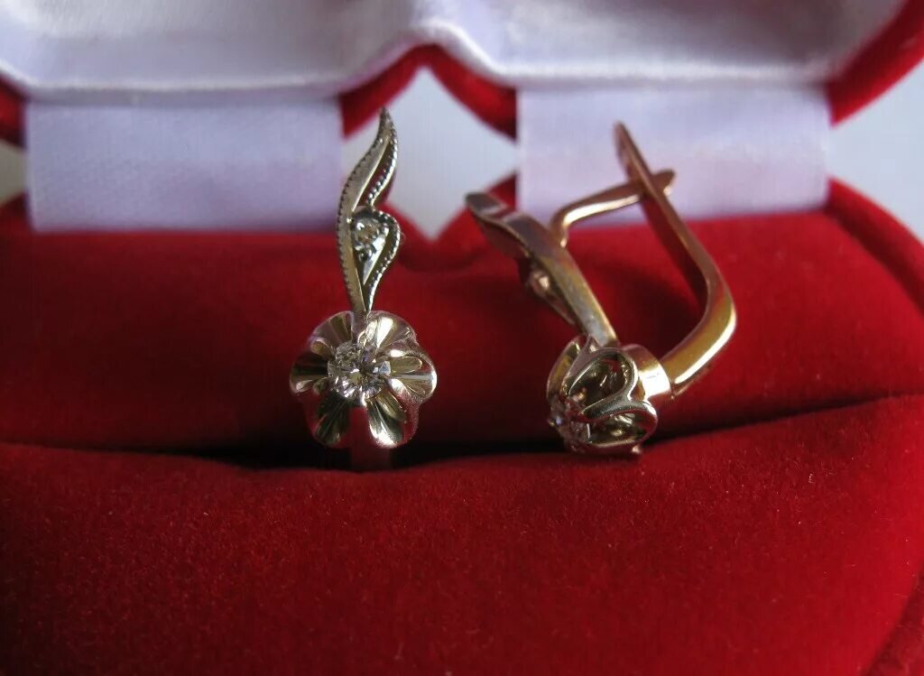 Золотые серьги с бриллиантами советских времен