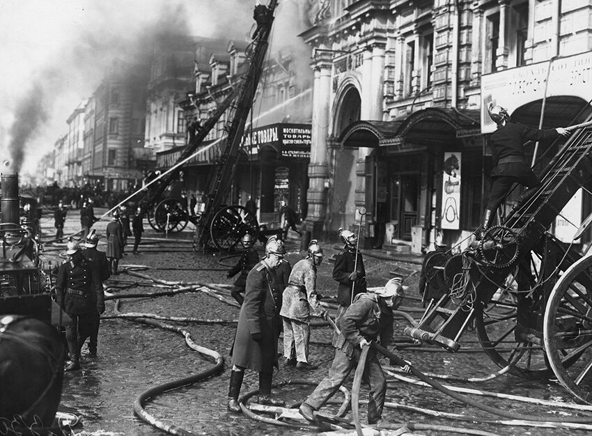 Во все времена главной чертой петербургских пожарных были профессионализм и отвага