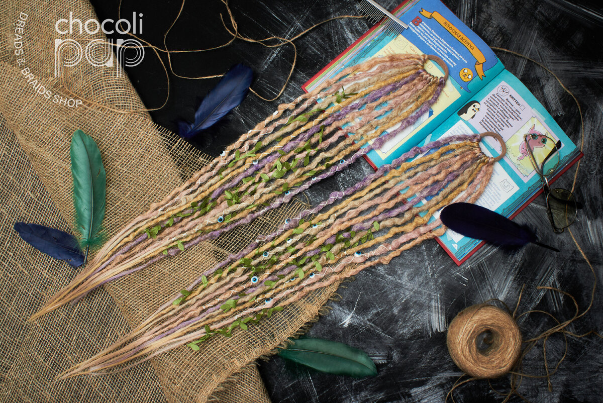 Дреды на резинке 💗 
Это как спасательный круг между заплетениями или когда нет времени укладывать волосы 😉