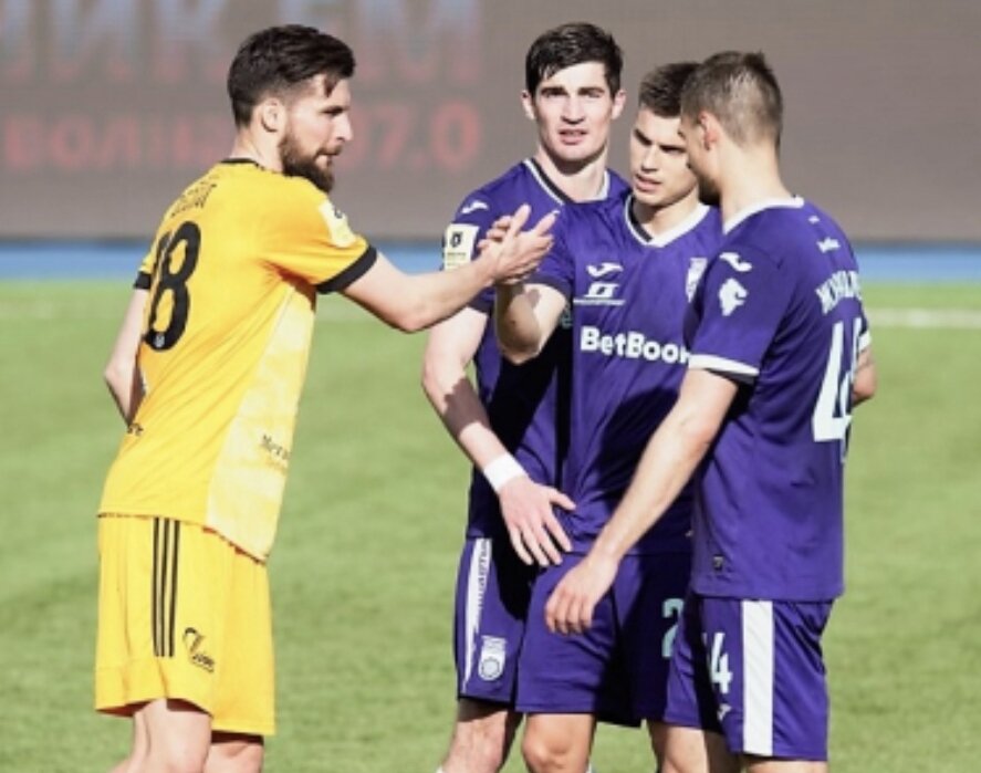 Нападающий "Арсенала" Джордже Деспотович (слева) с игроками "Уфы" после поражения. Фото fcufa.pro