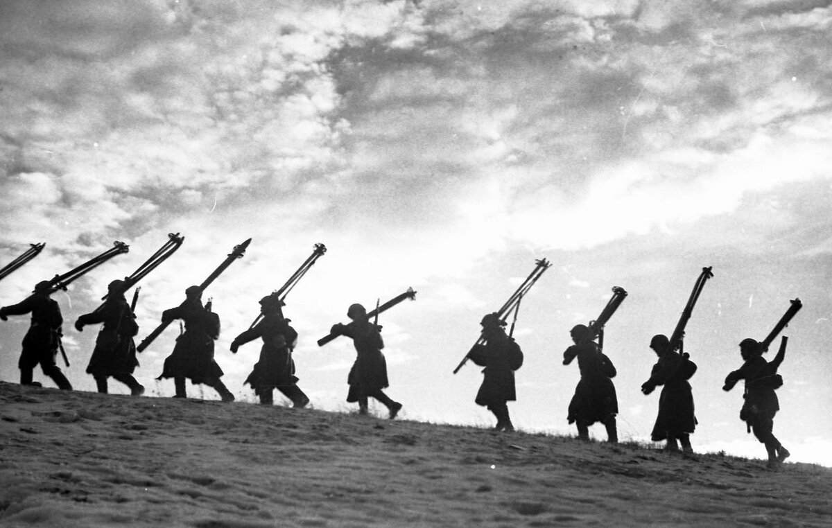 Иногда лыжи "ехали" на бойцах.