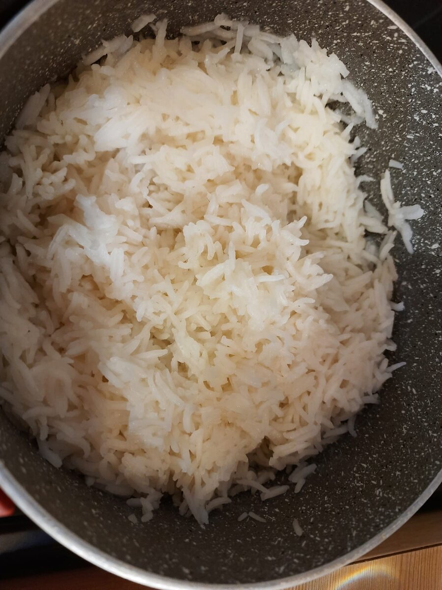 Рис сорта Басмати тонкий, имеет длинную, вытянутую форму, хорошо пропитывается маслом, из-за чего получается рассыпчатым и сливочным на вкус.