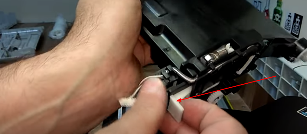 Пробуем отогнуть рычаг