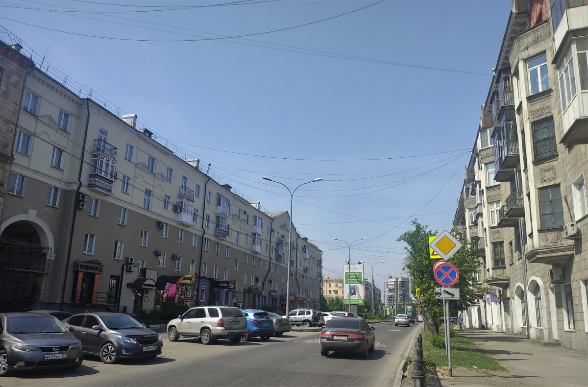 Улица Кутузова. Можно сравнить: справа - 1953 год постройки, слева - 1956, после Постановления № 1871