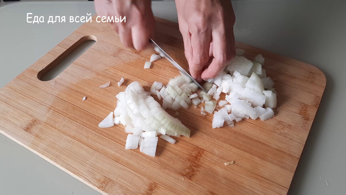 Большую луковицу мелко покрошить.