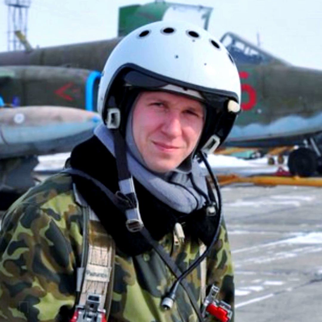 Живая фотография Романа Филиппова сильно контрастирует с потоком однотипных карточек из личных дел в странной парадной форме, потоком льющихся с телеэкрана. 
