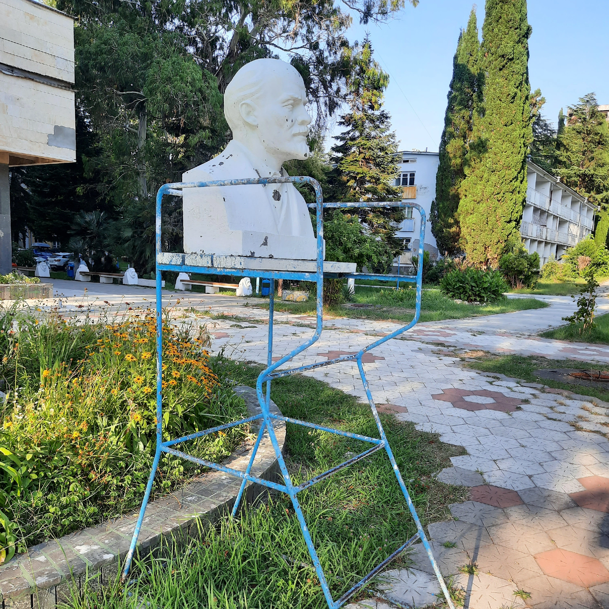 Ленин строго смотрит на буржуазию. Территория санатория МВО.