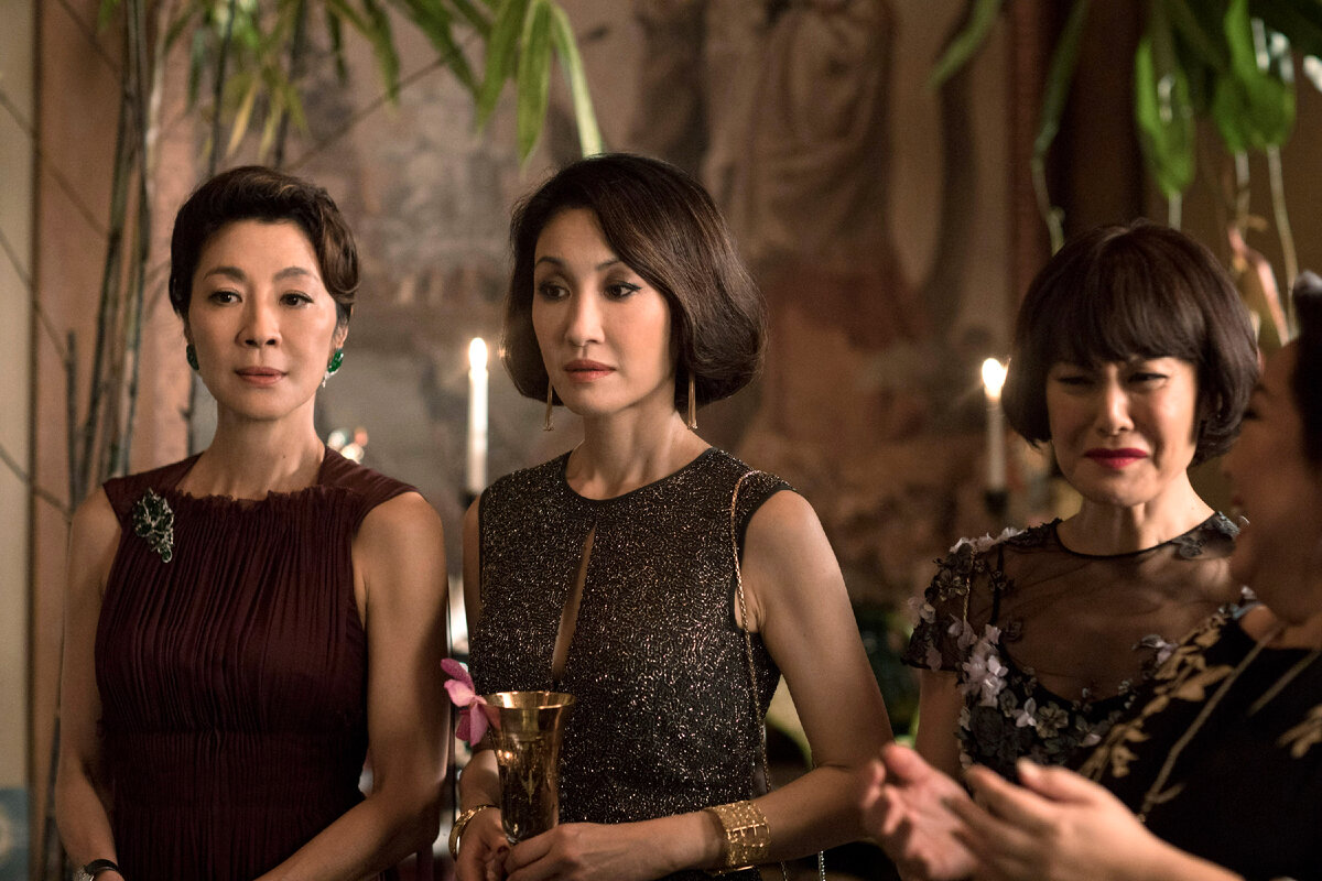 3 очень. Crazy Rich Asians фильм 2018. Безумно богатые азиаты Астрид. Мишель Йео безумно богатые азиаты. Безумно богатые азиаты фильм 2018 Астрид