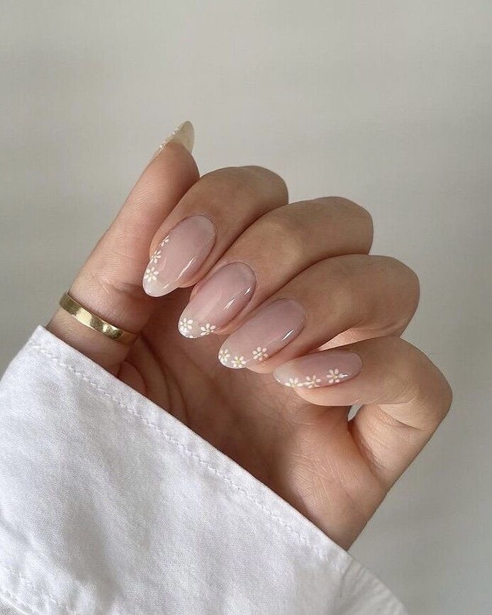 Нежный маникюр с ромашками