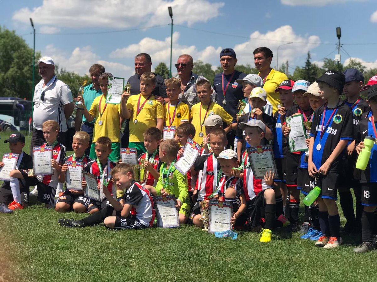 Грамоты и кубки в детском футболе - это хорошо, но точно не самое главное. Фото: Из личного архивa/ Артур Малоян