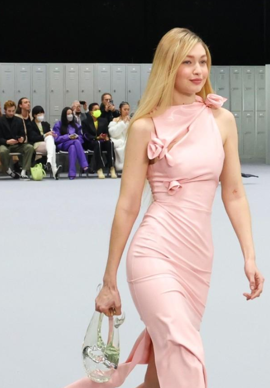 Джиджи Хадид на показе Coperni Fall 2022 Ready-to-Wear