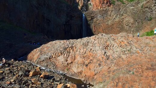 Водопад красные камни Норильск