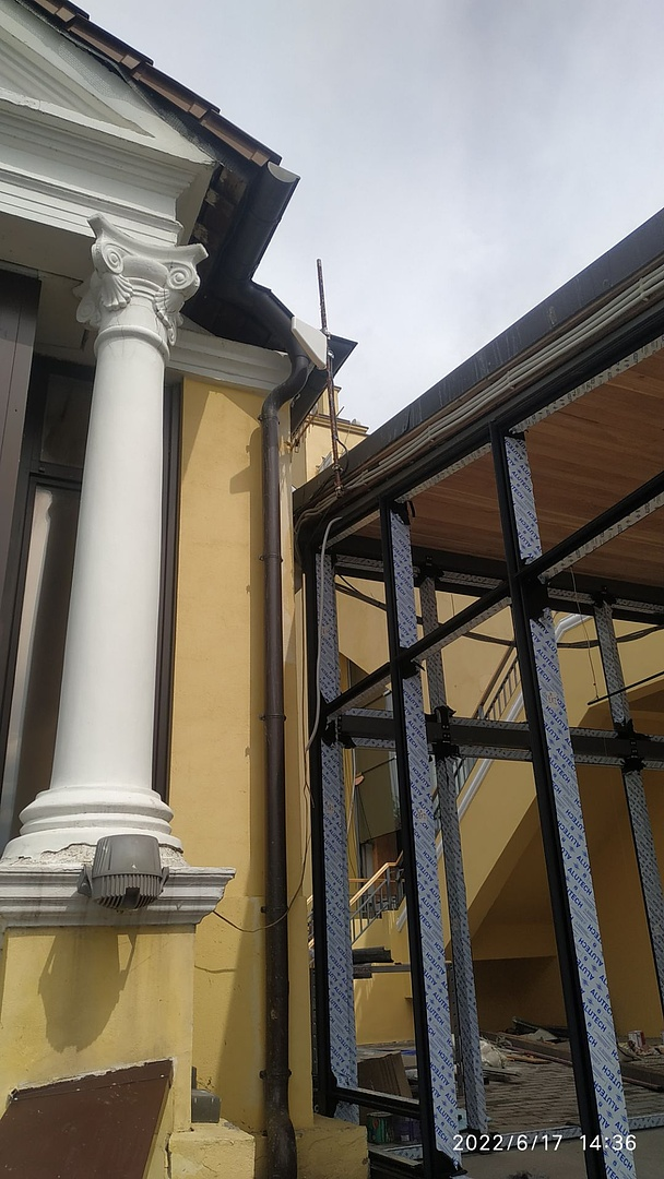 Внешняя антенна установлена на фасаде здания и развернута в сторону ближайшей базовой станции сотовой связи.   