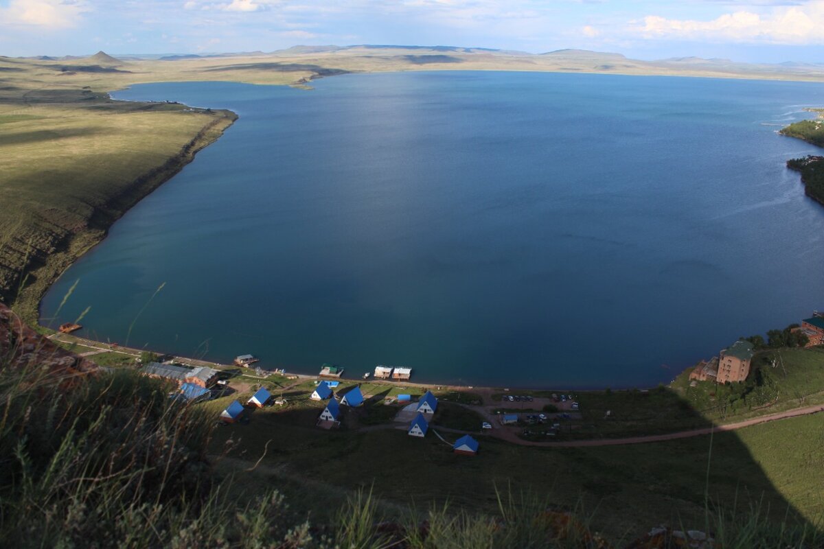 Озеро белё Хакасия палаточный городок