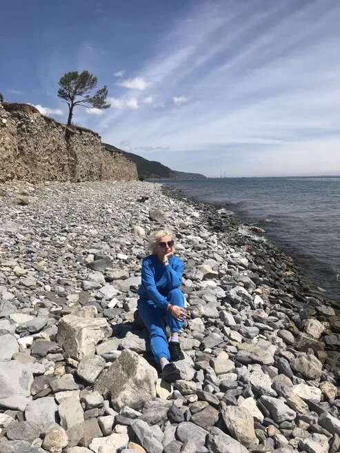 Основатель бренда Предко Елена Андреевна в стильном костюме из футера. В комплект: свитшот и джоггеры.