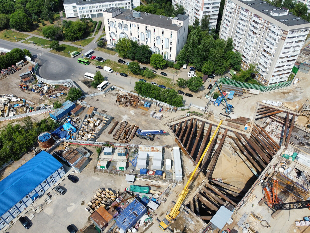 📷 3: Вид на место размещения проектируемой одноимённой станции 🏭Бирюлёвской линии. В качестве задела под перспективную линию, в конструкциях будет построена пересадка между станциями. В правой части кадра как раз завершается раскрытие её котлована.