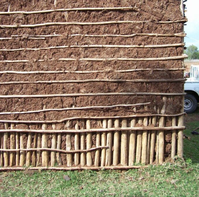 Плетенная стена, обмазанная глиняным раствором с добавлением соломы