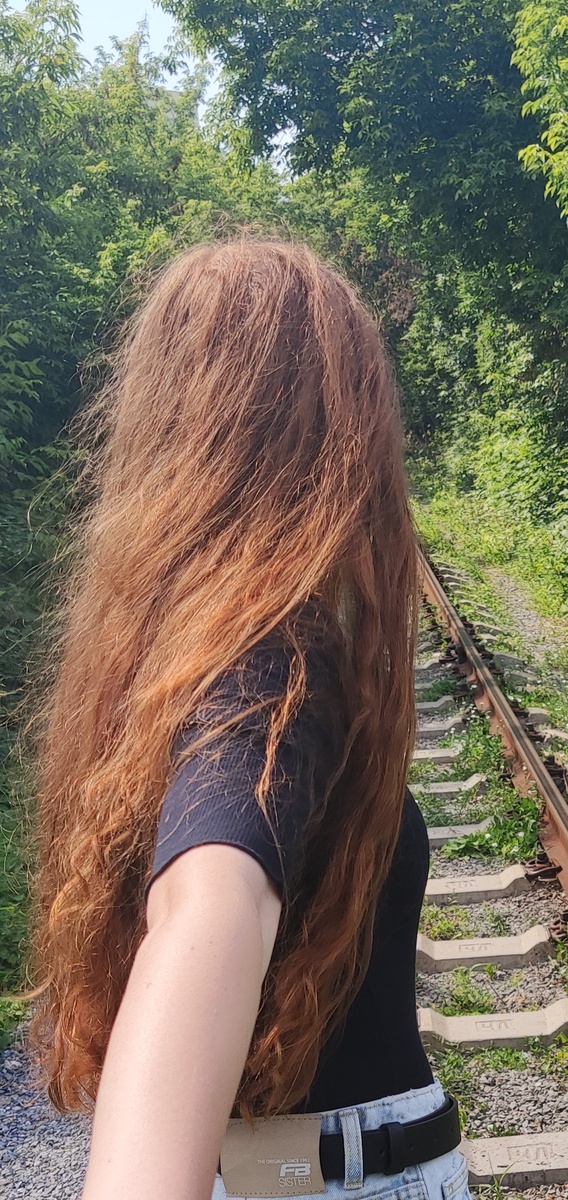Это мои волосы ещё в более менее нормальном состоянии, во времена, когда они были большой пушистой паклей  их даже фотографировать не хотелось
