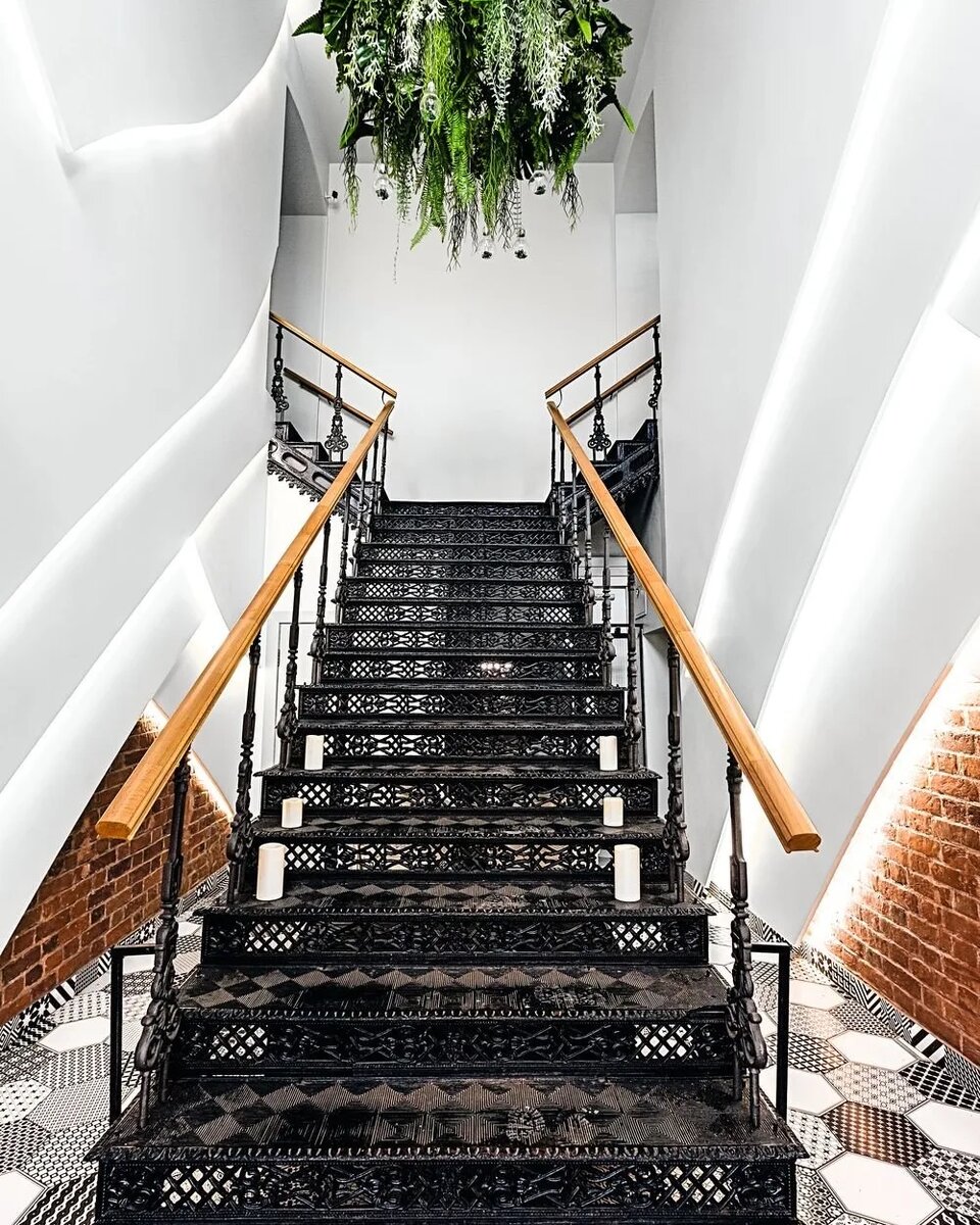 Кафе располагается в левой части дома №38, разделенного бережно восстановленной чугунной лестницей, много повидавшей на своём веку.