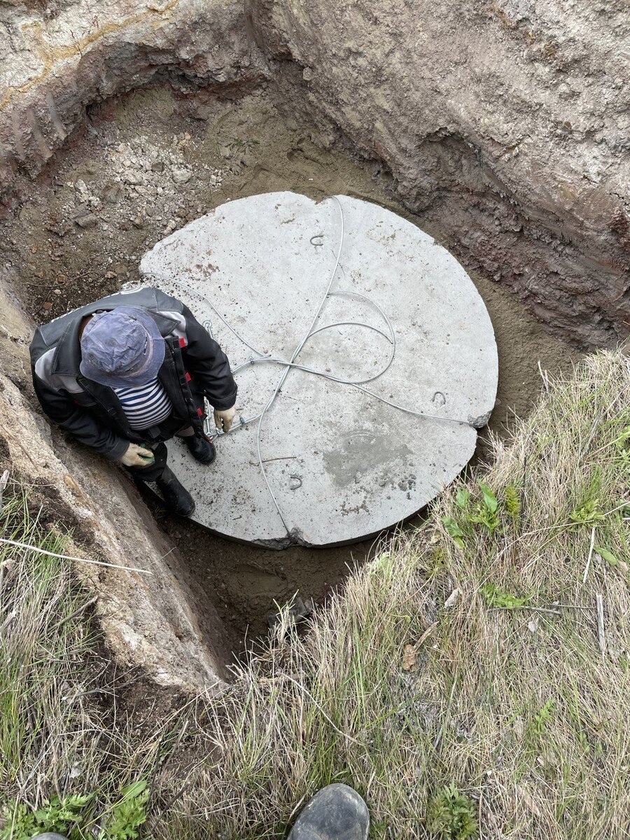 Установка ж/б плиты для якорения емкости.