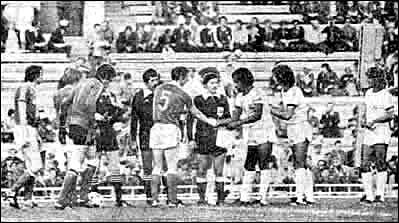 Перед матчем капитаны сборных СССР — Олег Романцев и Венесуэлы — Эусторхио Санчес обмениваются приветствиями.