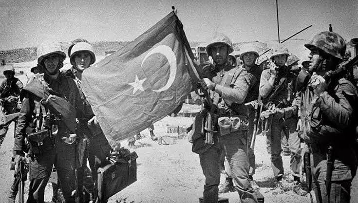 Военнослужащий армии Турции с флагом