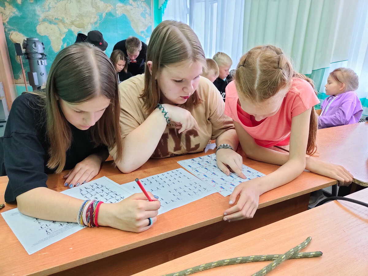 Гости осваивают семафорную азбуку. Фото Е. Смирнова 