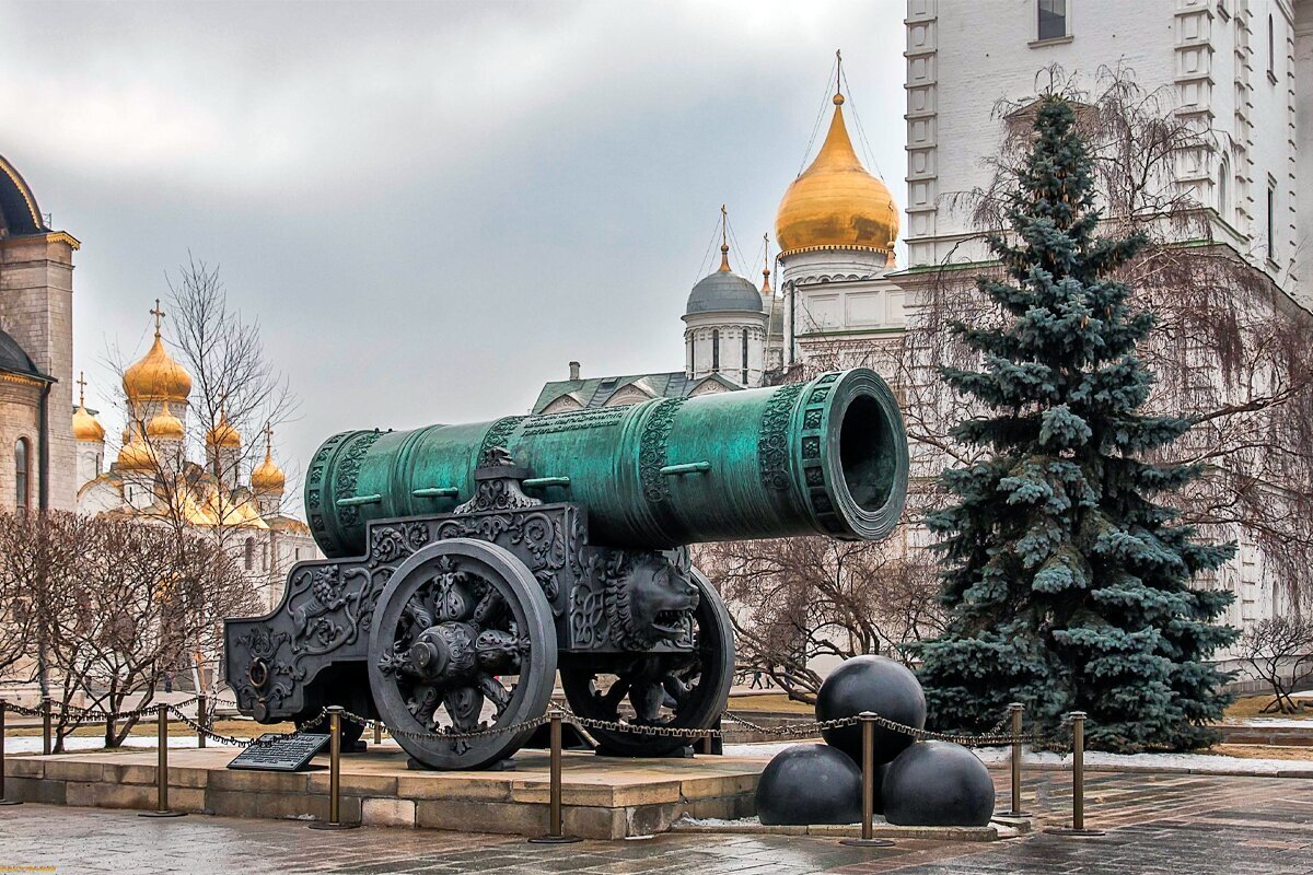 На площади Восстания развернулась выставка военной техники