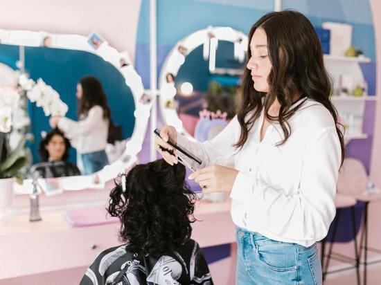     Стрижка в определённые дни августа привлечёт богатство. Фотограф: RODNAE Productions: pexels.com