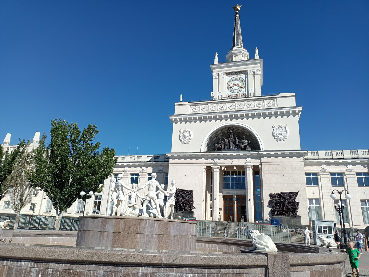 Вокзал Волгограда и скульптура Бармалей