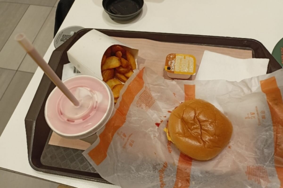 Вкусно и точка краснодар меню. Еда со вкусно и точка. Еда со вкусно и точка. Бургер и картошка фри. Вкусно и точка упаковка.