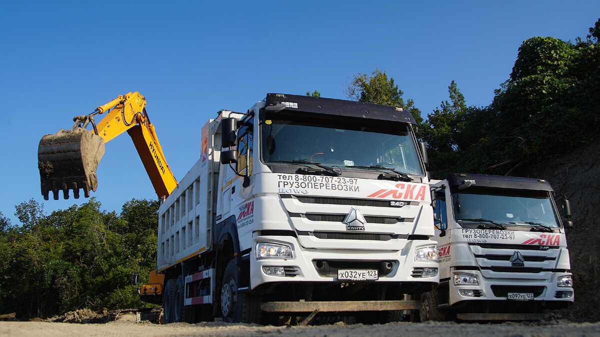 Самосвалы компании "СКА" на погрузке.