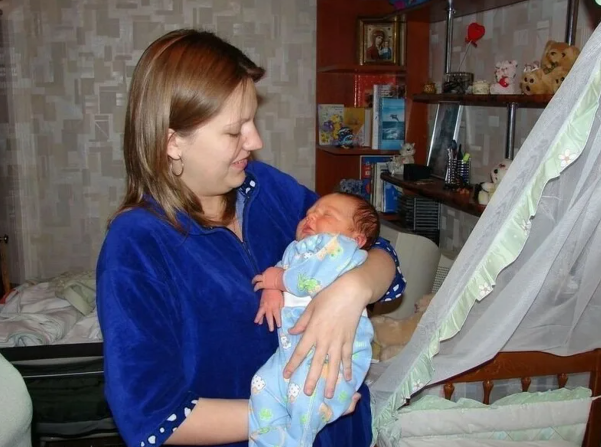 Новорожденный дома после роддома. Мама с ребенком в роддоме. Ребёнок после роддома-первые дни.
