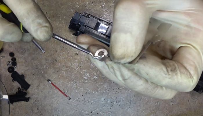 Фото 94. Устанавливаем обратно магнитный ролик