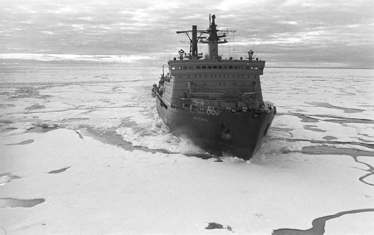 17 августа 1977 года советский ледокол «Арктика» вошел в историю как первое судно, достигшее Северного полюса. В начале 1970-х годов в СССР было принято решение о создании крупных атомных ледоколов.-2