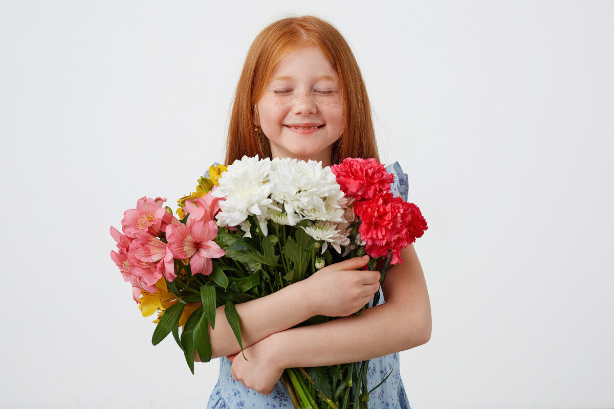 Девочка дарит цветы
