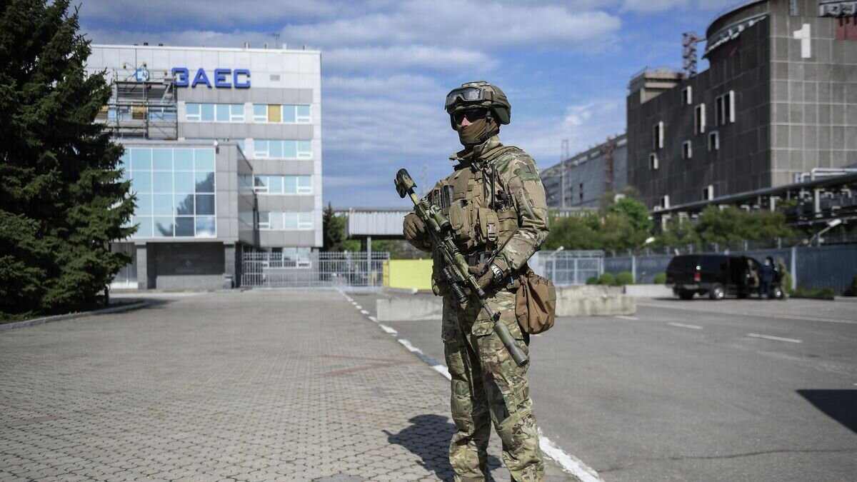    Военнослужащий ВС РФ на территории Запорожской АЭС в Энергодаре© РИА Новости