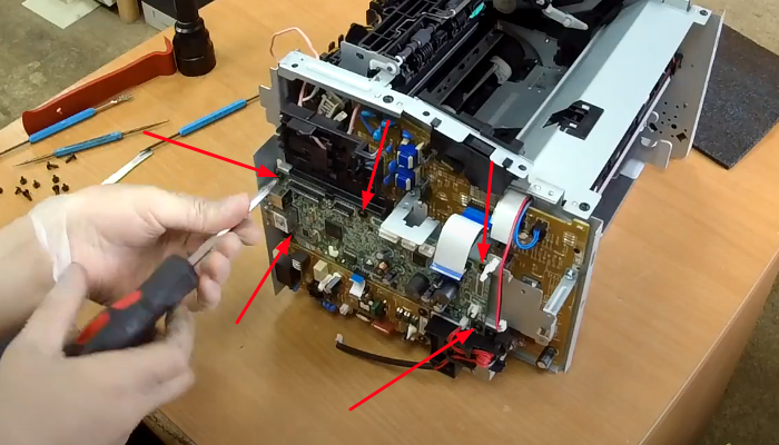 Фото 90. Так сейчас выглядит ось с роликом, установленная на свое место в аппарате