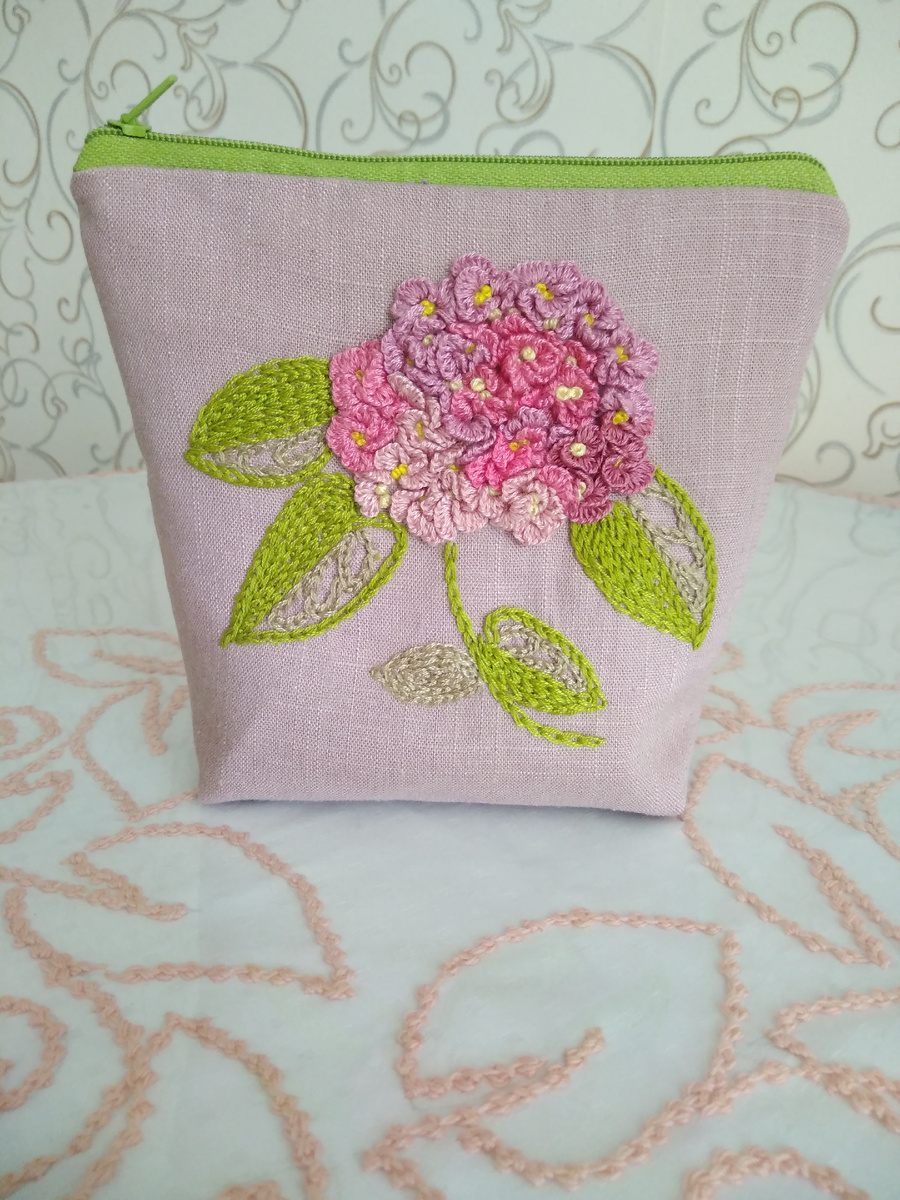 Материалы: мулине. Косметичка на фоне скатерти ручной работы.