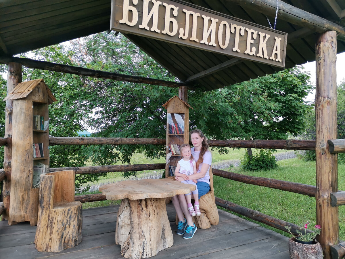 На фото два моих ресурса: дочка и книги